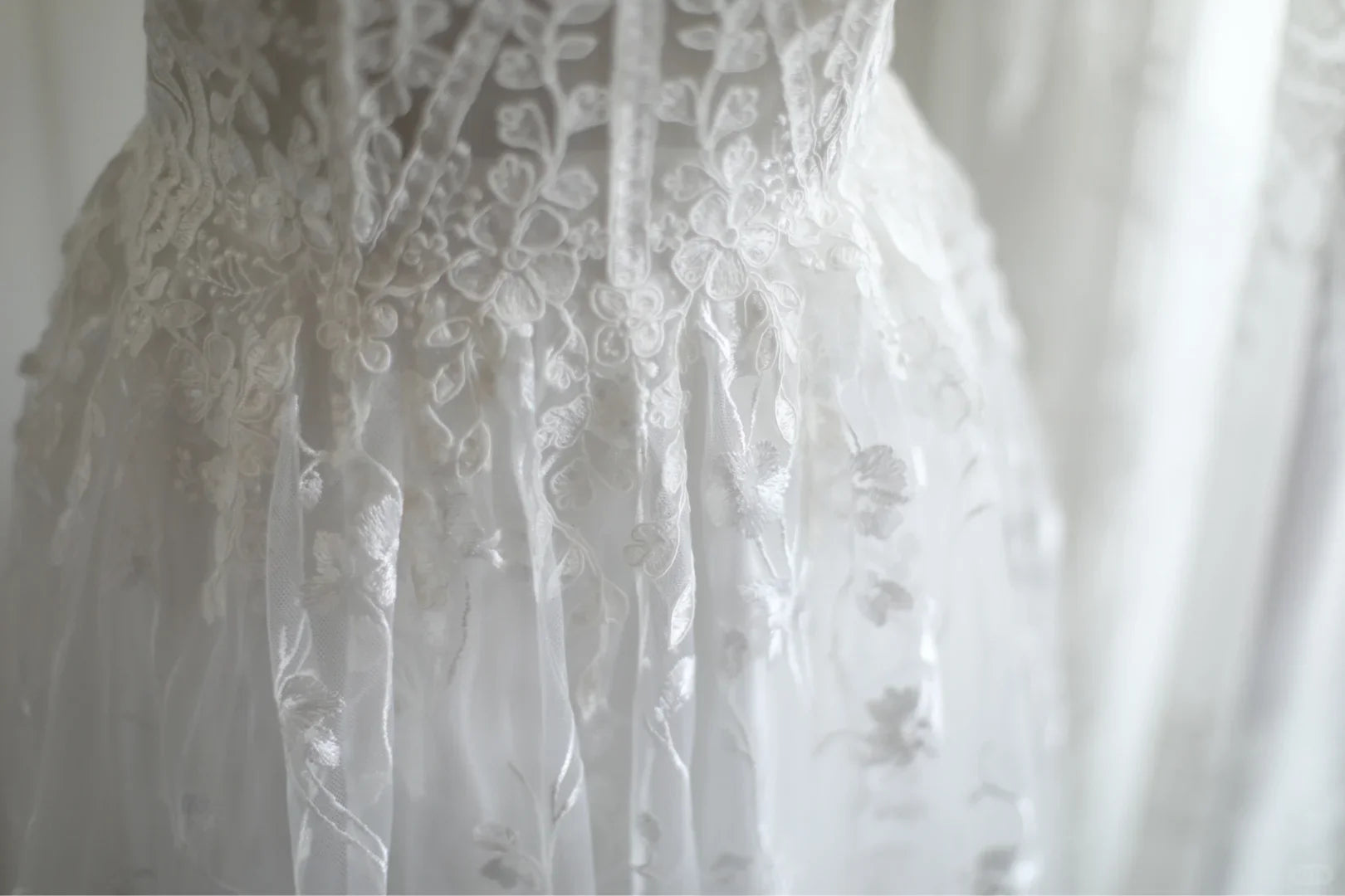 Simple White Lace Appliques Spaghetti Straps Back Zipper A Line Wedding Dress Bridal Dress