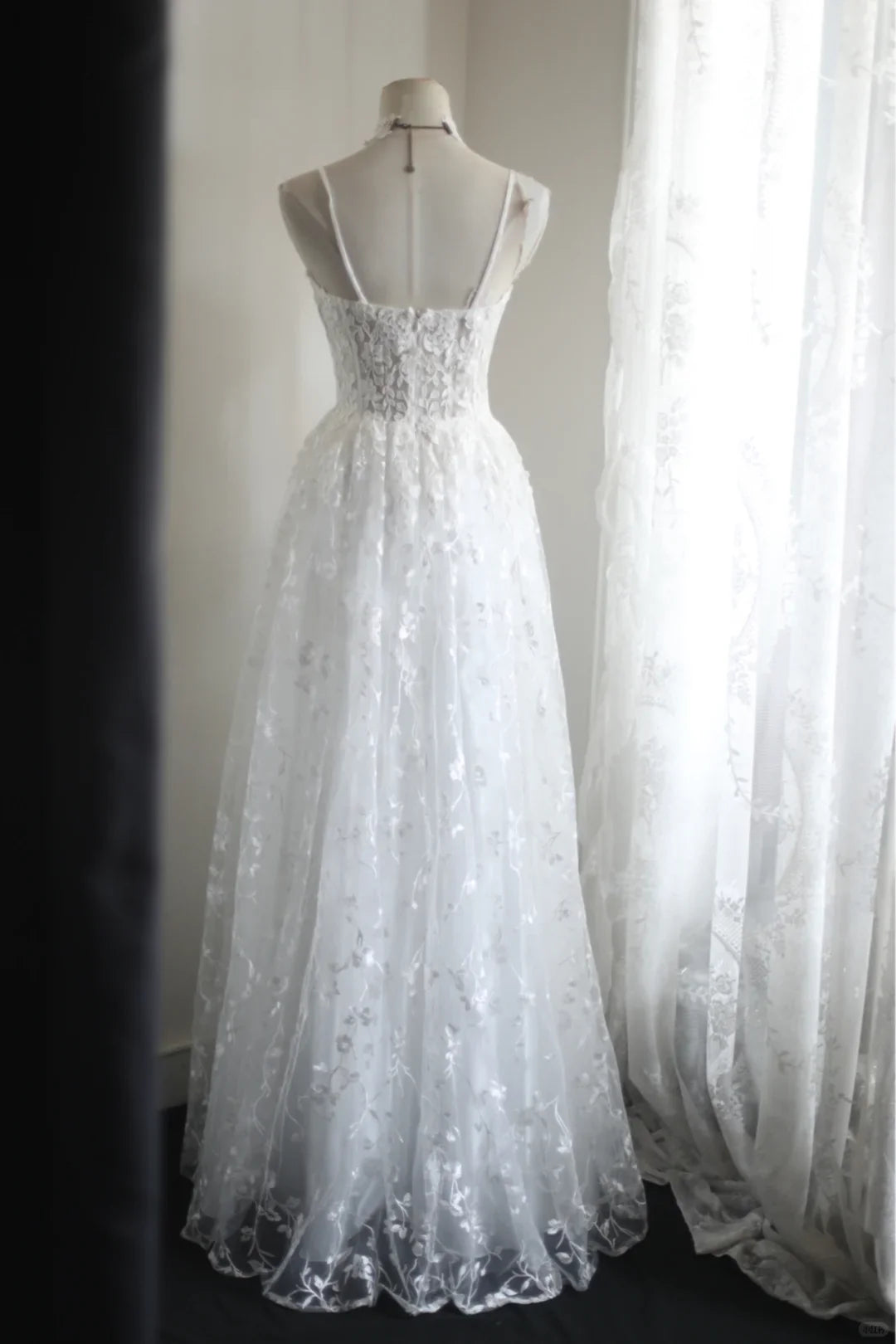 Simple White Lace Appliques Spaghetti Straps Back Zipper A Line Wedding Dress Bridal Dress
