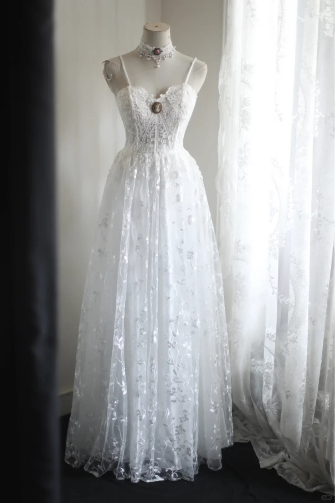 Simple White Lace Appliques Spaghetti Straps Back Zipper A Line Wedding Dress Bridal Dress