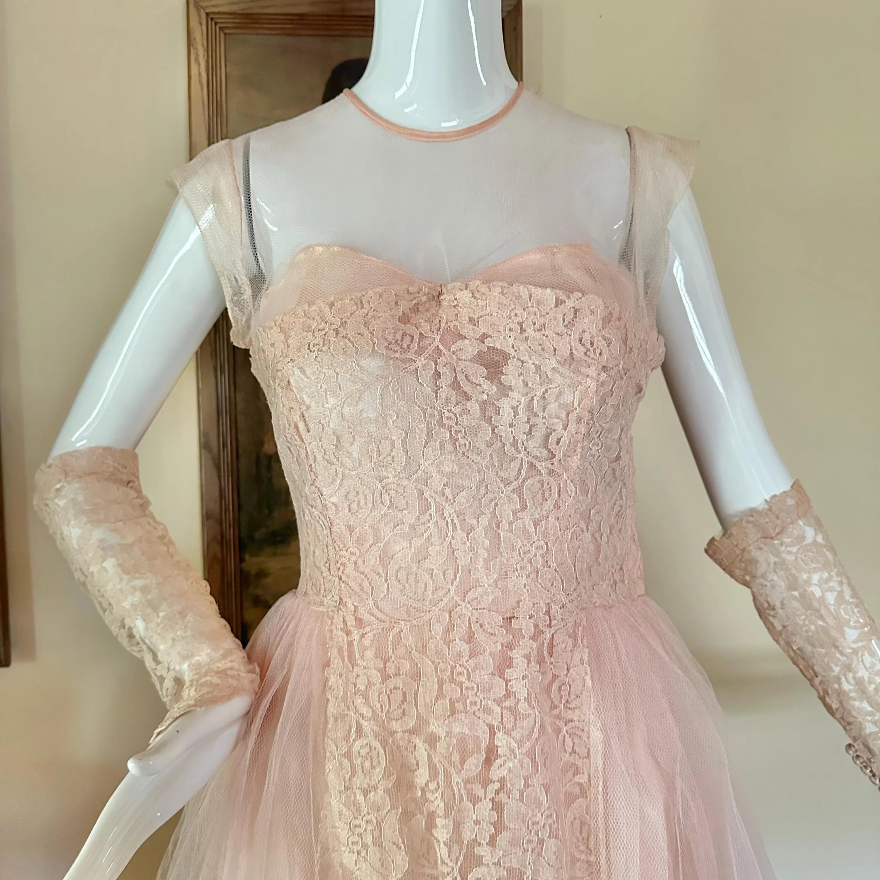 Vintage A-Line Round Neck Lace Tulle Pink Floor Length Prom Dress No Gloves