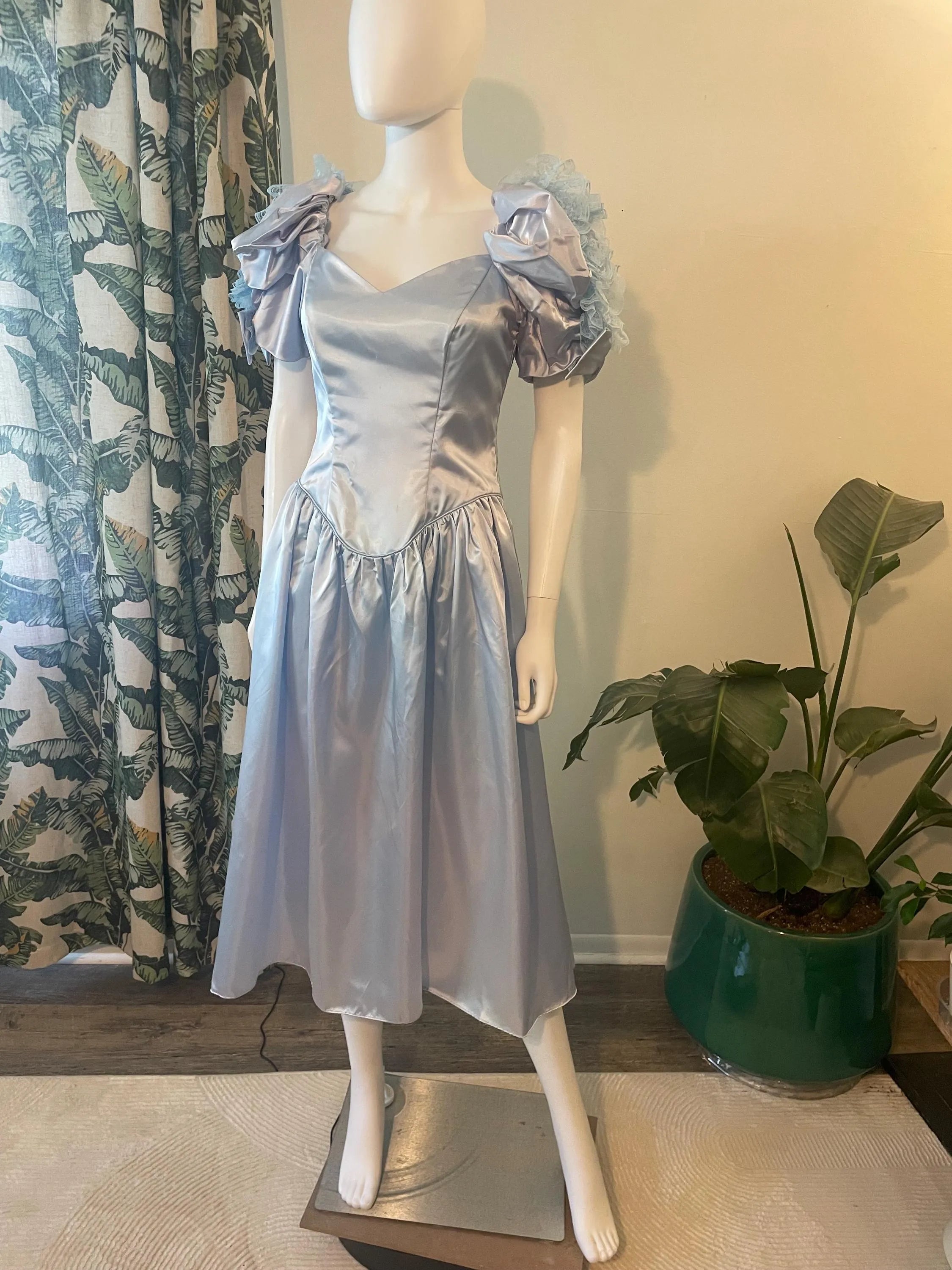 Vintage A-Line Sweetheart Puffed-Sleeve Lace Satin Light Blue Midi Prom Dress