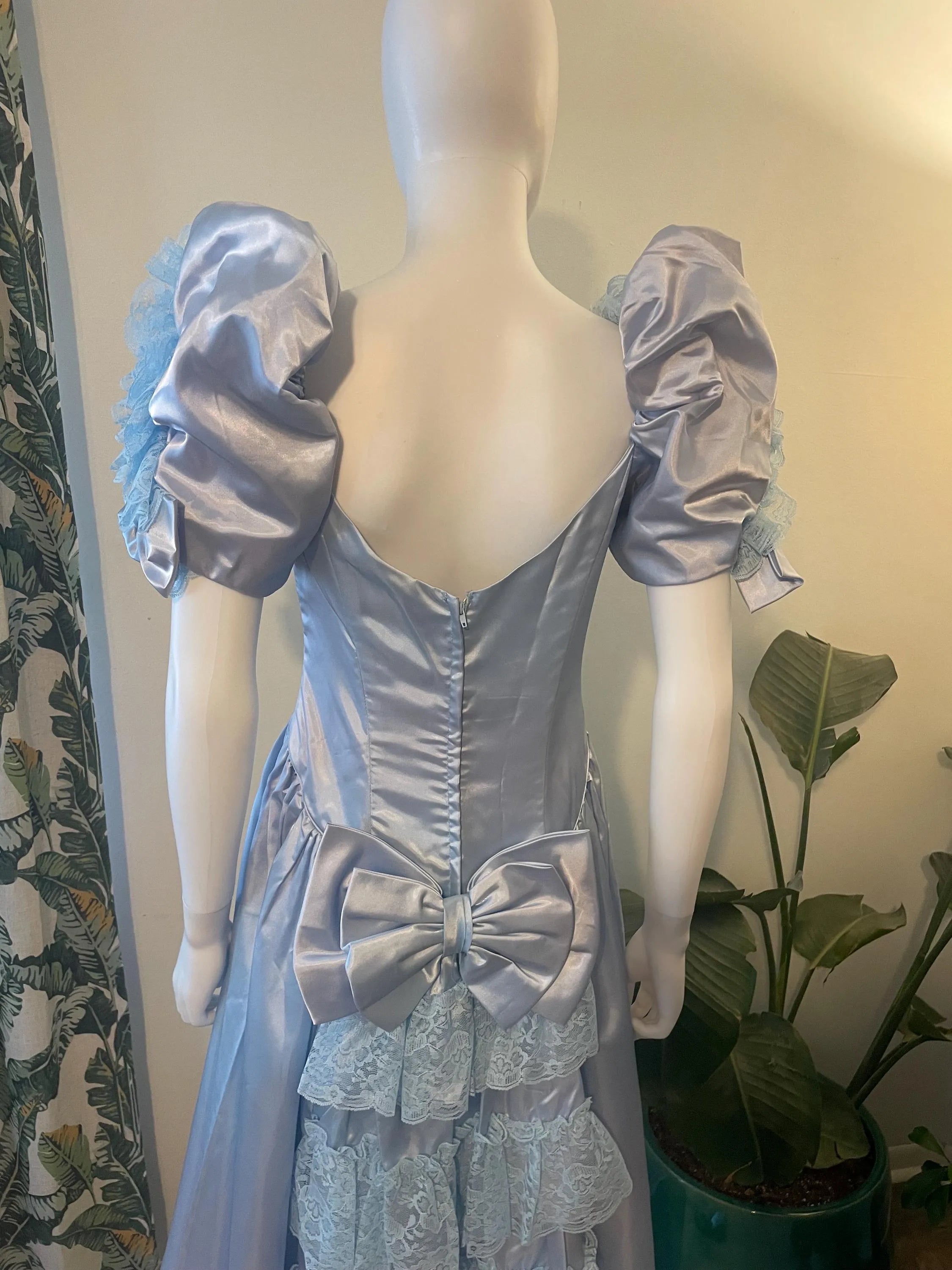 Vintage A-Line Sweetheart Puffed-Sleeve Lace Satin Light Blue Midi Prom Dress