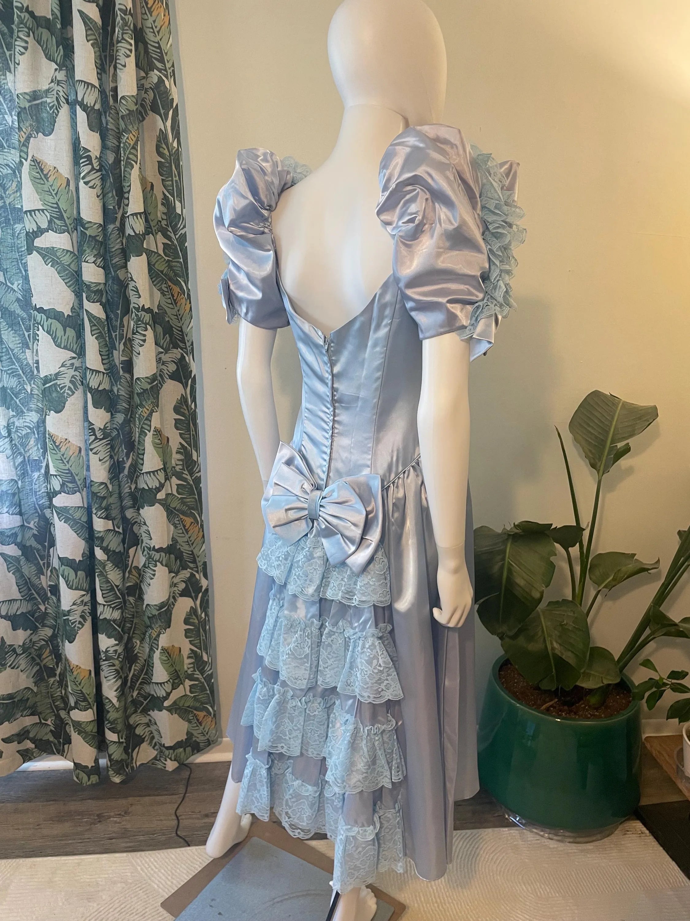 Vintage A-Line Sweetheart Puffed-Sleeve Lace Satin Light Blue Midi Prom Dress