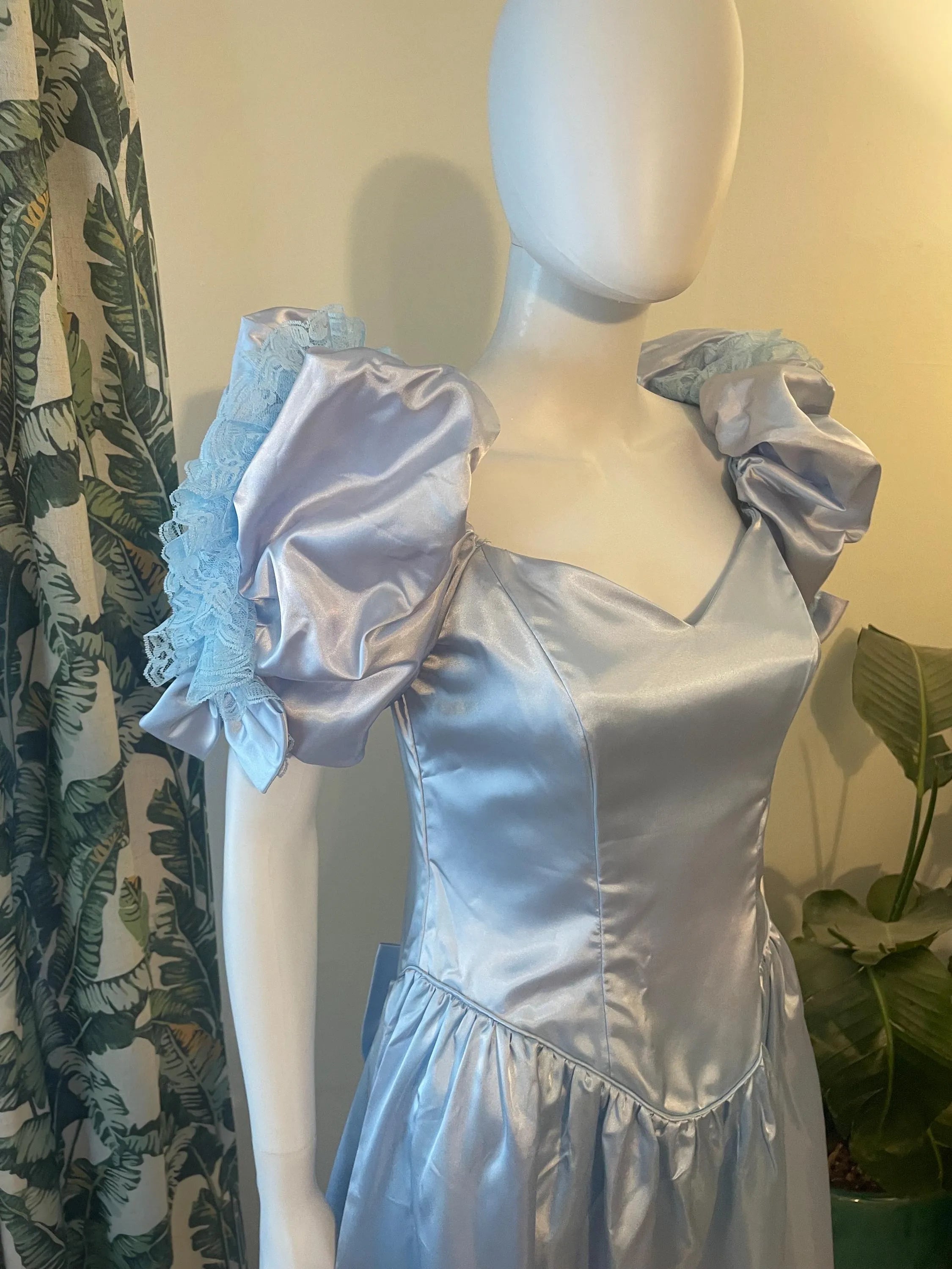 Vintage A-Line Sweetheart Puffed-Sleeve Lace Satin Light Blue Midi Prom Dress