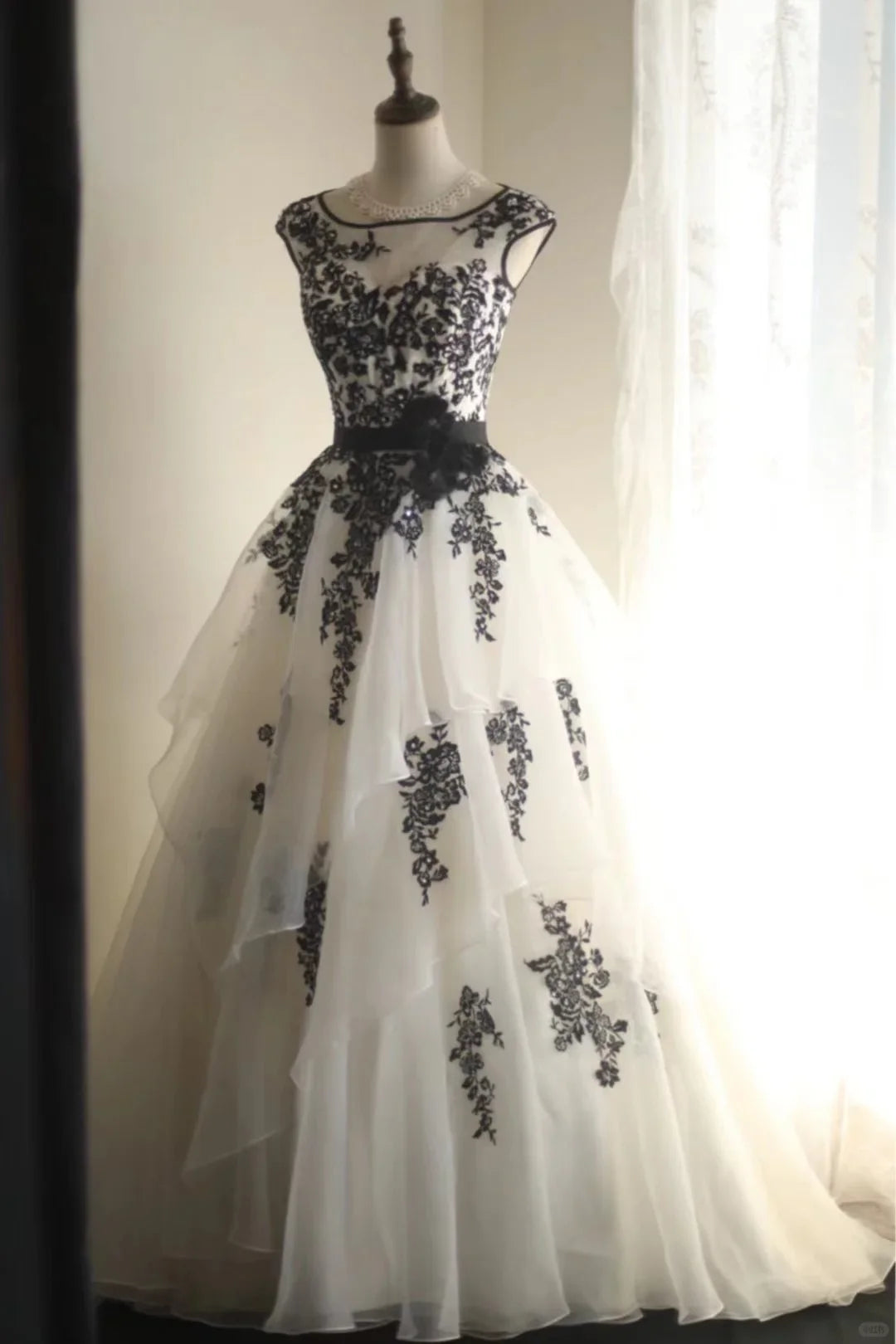 Vintage Black White Tulle Appliques Button Back Formal Wedding Dress Long Party Dress