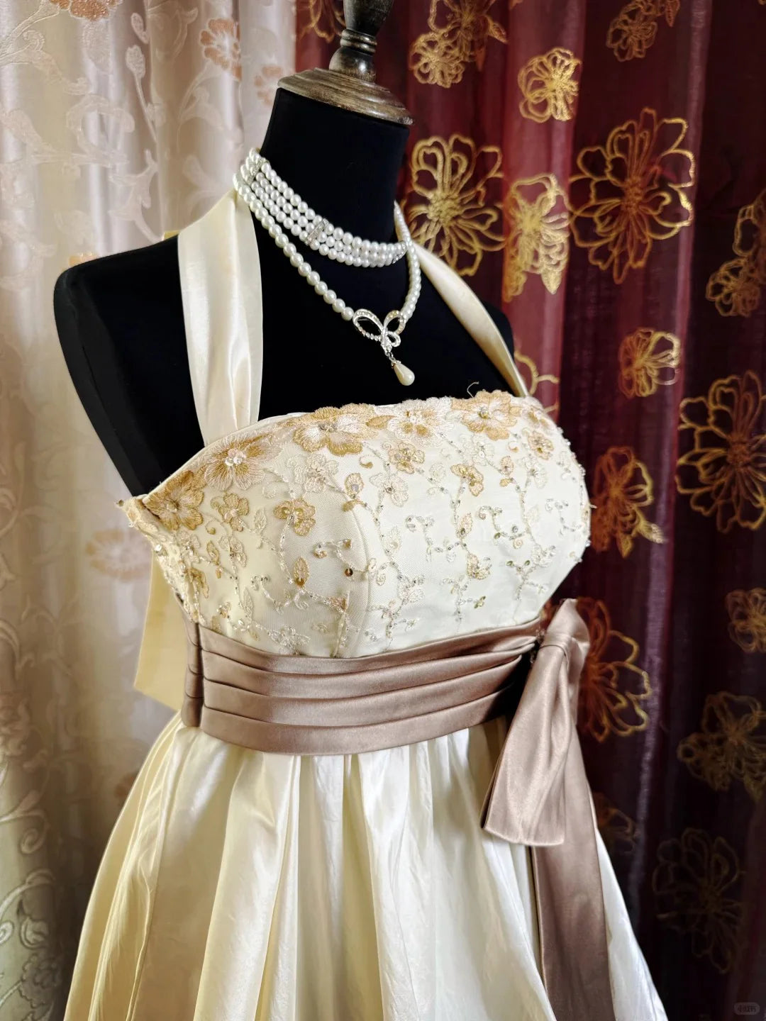 Vintage Satin Halter A Line Birthday Outfit Short Party Dress Homecoming Dress With Bubble Hem