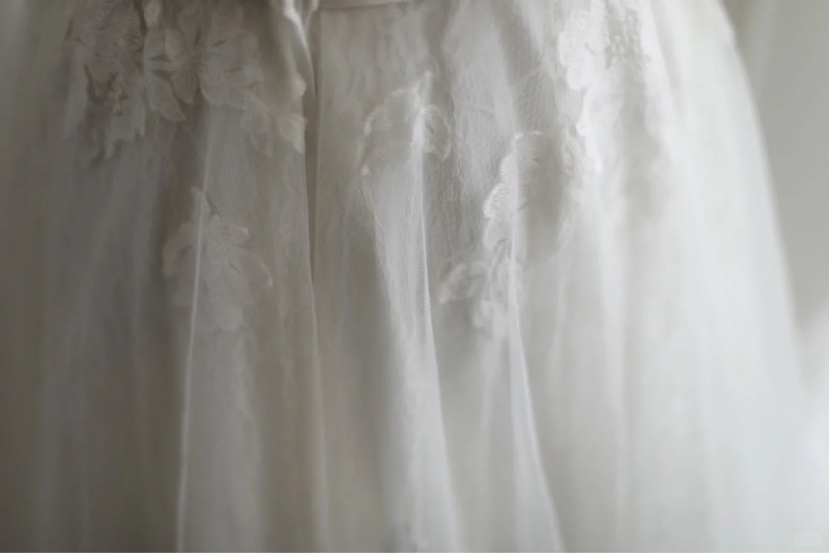 Vintage White Tulle Lace Appliques Open Back Strapless Floor Length Wedding Dress