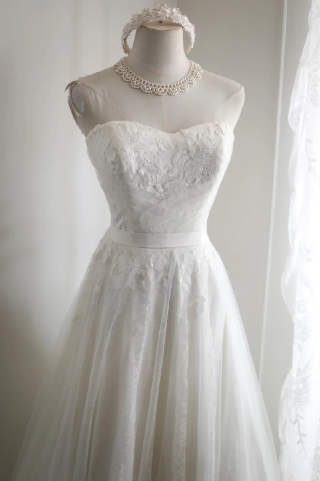 Vintage White Tulle Lace Appliques Open Back Strapless Floor Length Wedding Dress
