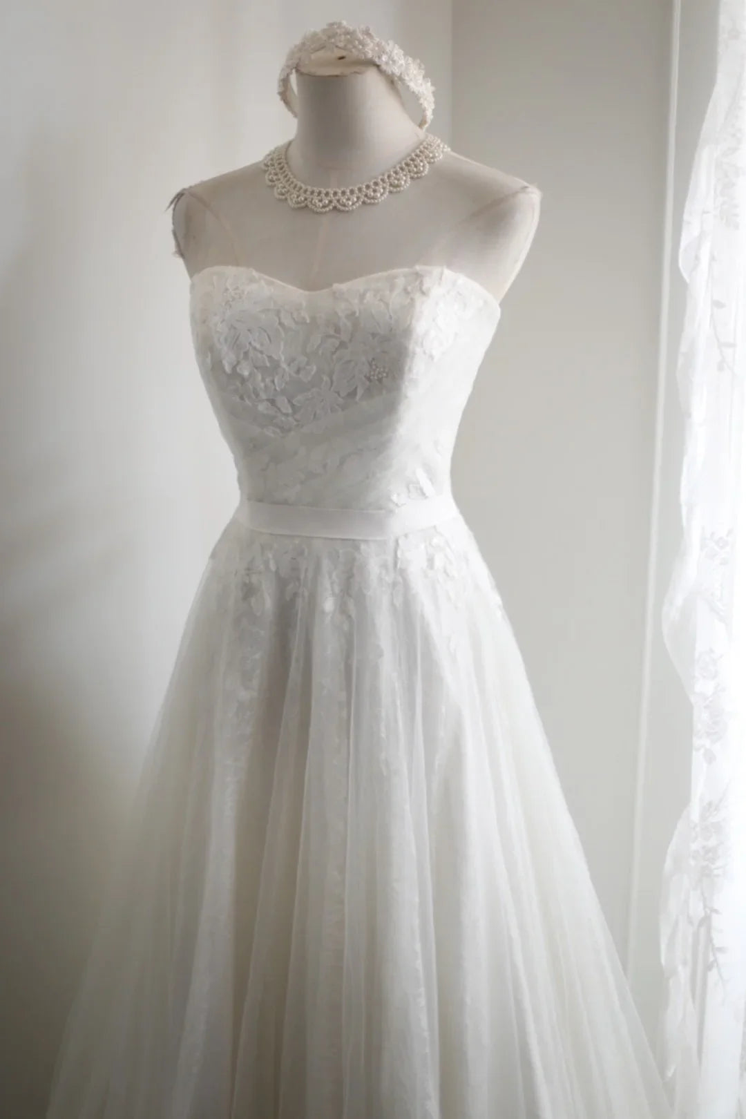 Vintage White Tulle Lace Appliques Open Back Strapless Floor Length Wedding Dress